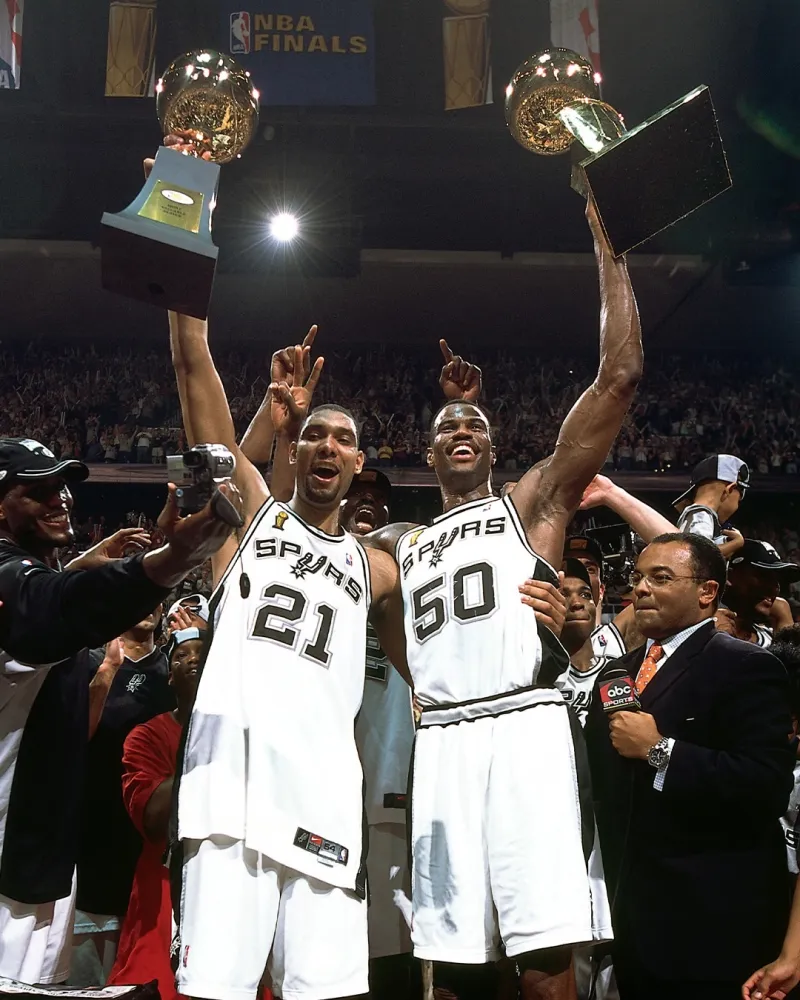 开云体育入口-SLAM回顾马刺队史夺冠合照：赢球，就是唯一的标准